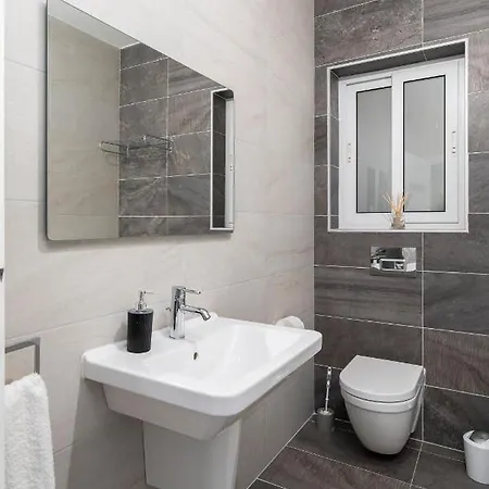 Spacious, Modern & Cosy 2 Bedroom 2 Bathroom - St. Julians Apartment