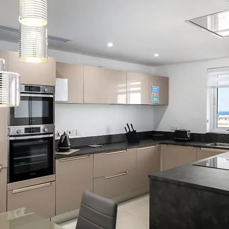 Spacious, Modern & Cosy 2 Bedroom 2 Bathroom - St. Julians Apartment *